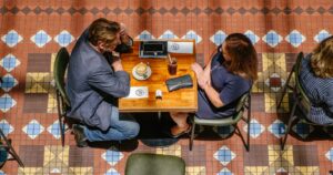 【2026年】結婚相談所とマッチングアプリどっちがいい？料金・成婚率・サポートを比較のアイキャッチ画像